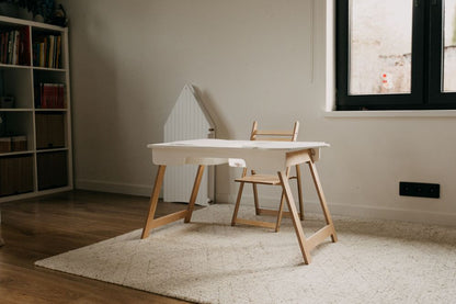 Spieltisch in skandinavischem Design: Kindertisch Sensorik in Weiß aus Birkensperrholz und mit zwei Wannen des lettischen Herstellers Duck Woodworks 