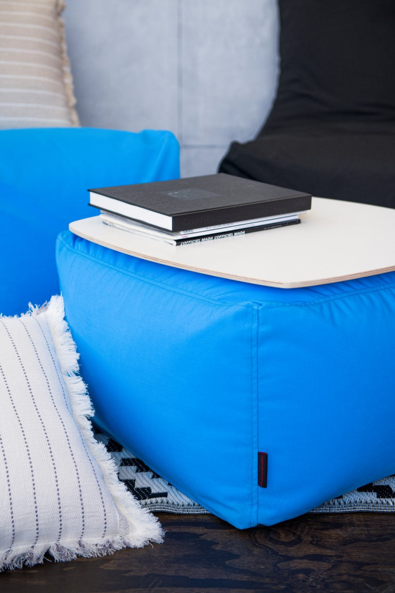 Sitzsack-Beistelltisch SOFT TABLE Blau mit einem Buch, Hersteller: Slowdown