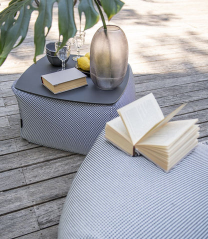 Sitzsack-Beistelltisch SOFT TABLE Hellgrau auf einer Holzterrasse mit Geschirr und einem Buch, Hersteller: Slowdown