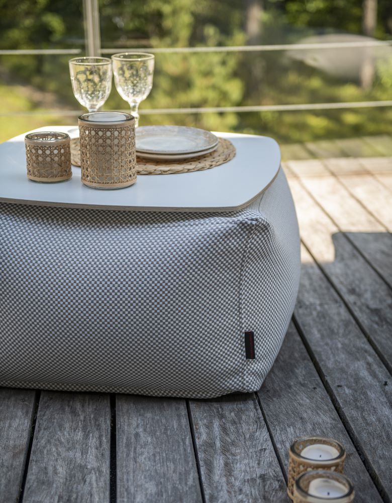 Sitzsack-Beistelltisch SOFT TABLE Hellgrau auf einer Holzterrasse mit Geschirr, Hersteller: Slowdown