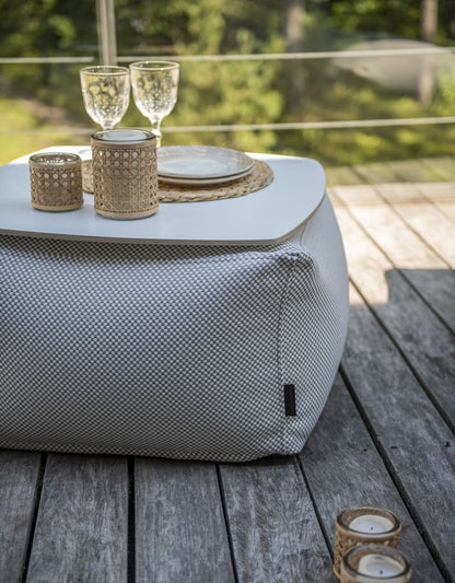 Sitzsack-Beistelltisch SOFT TABLE Hellgrau auf einer Holzterrasse mit Geschirr, Hersteller: Slowdown