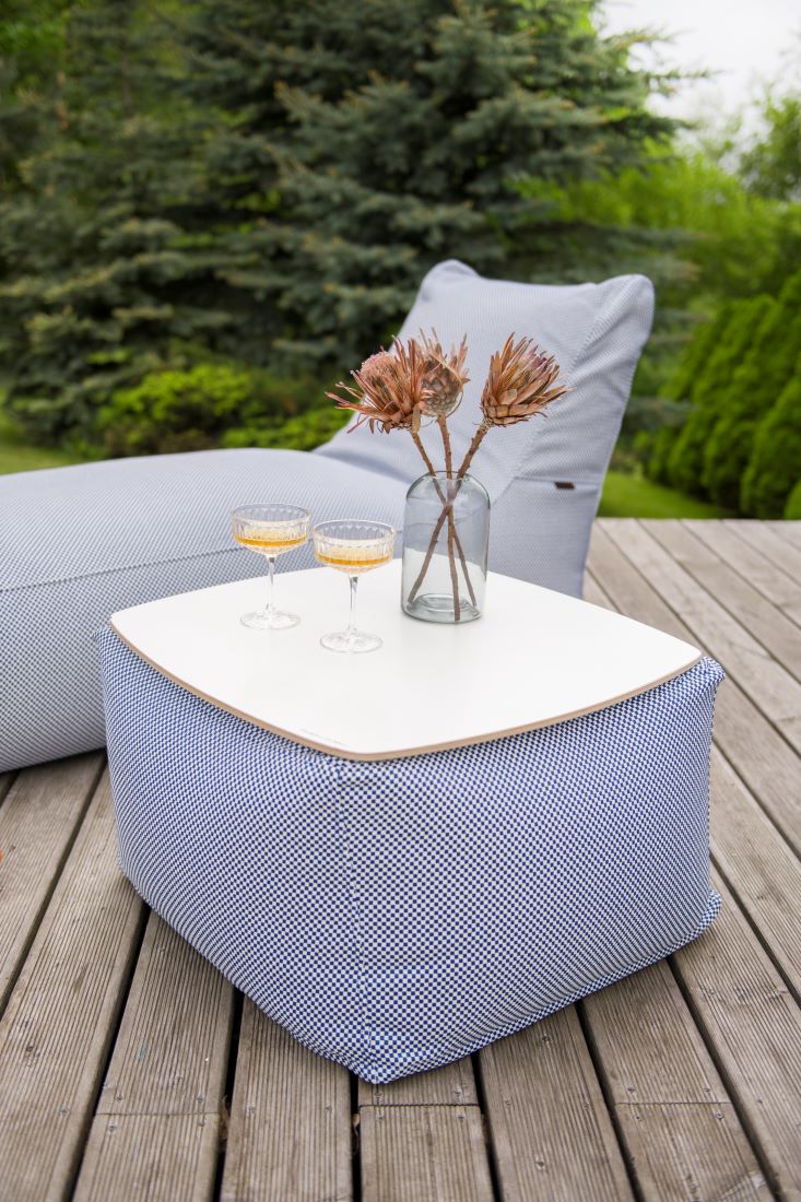 Sitzsack-Beistelltisch SOFT TABLE Hellgrau auf einer Holzterrasse mit Geschirr neben einem Sitzsack, Hersteller: Slowdown