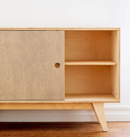 Einblick in die geöffnete Schiebetür von Sideboard SoSIXTIES im Retro-Look aus Birkensperrholz des estnischen Herstellers Radis