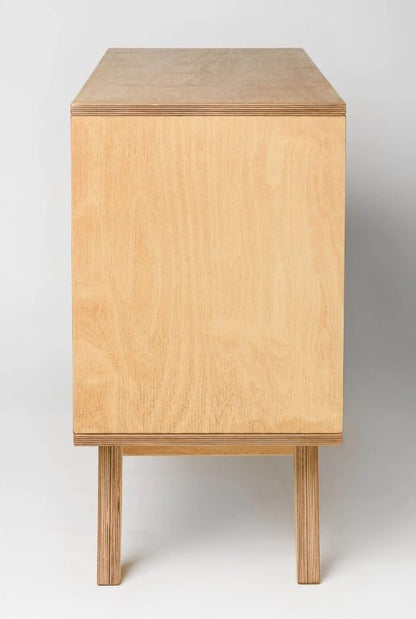 Seitenansicht des Sideboards SoSIXTIES im Retro-Look aus Birkensperrholz des estnischen Herstellers Radis