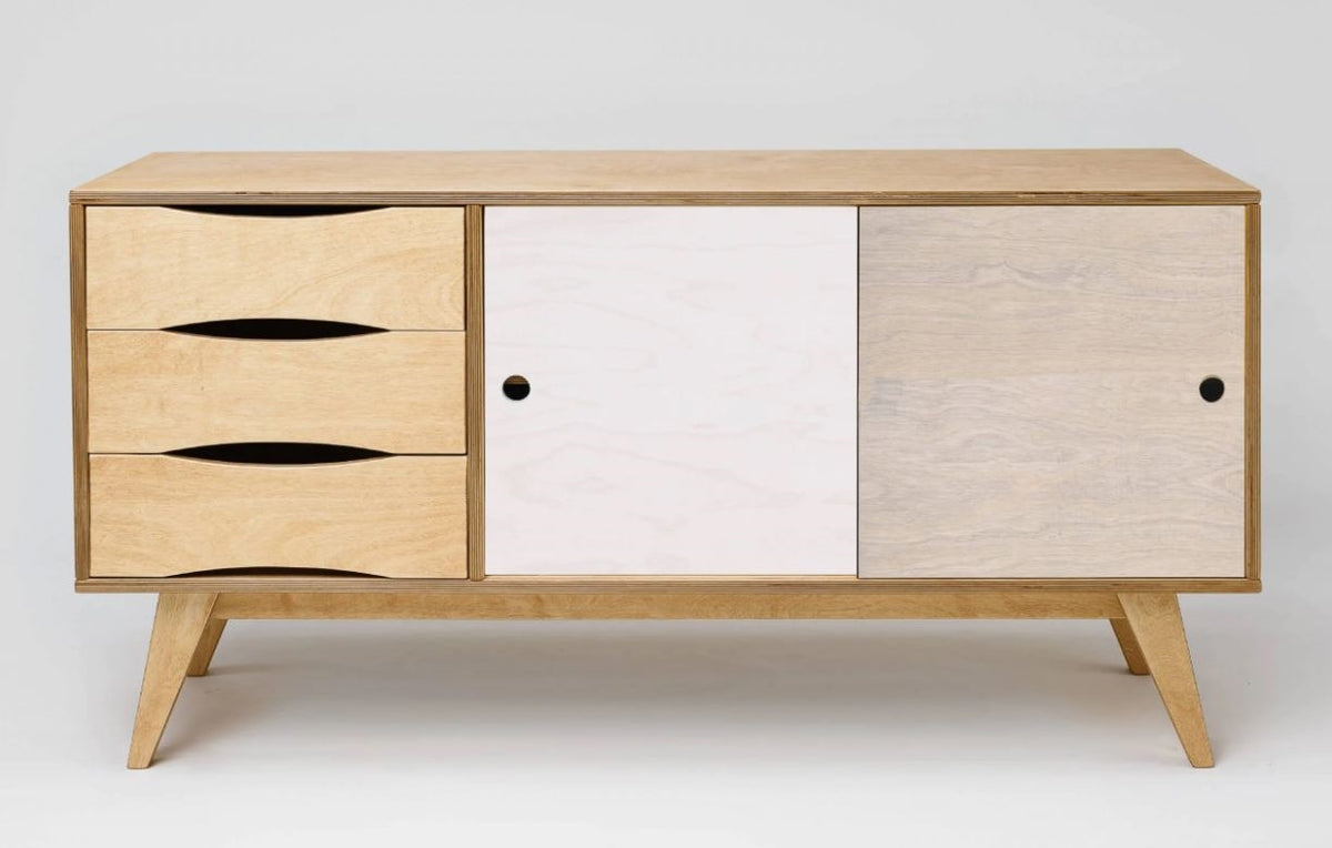 Sideboard SoSIXTIES im Retro-Look aus Birkensperrholz mit Schiebetüren in Weiß/Grau des estnischen Herstellers Radis