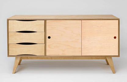 Sideboard SoSIXTIES im Retro-Look aus Birkensperrholz mit Schiebetüren in Eiche hell des estnischen Herstellers Radis