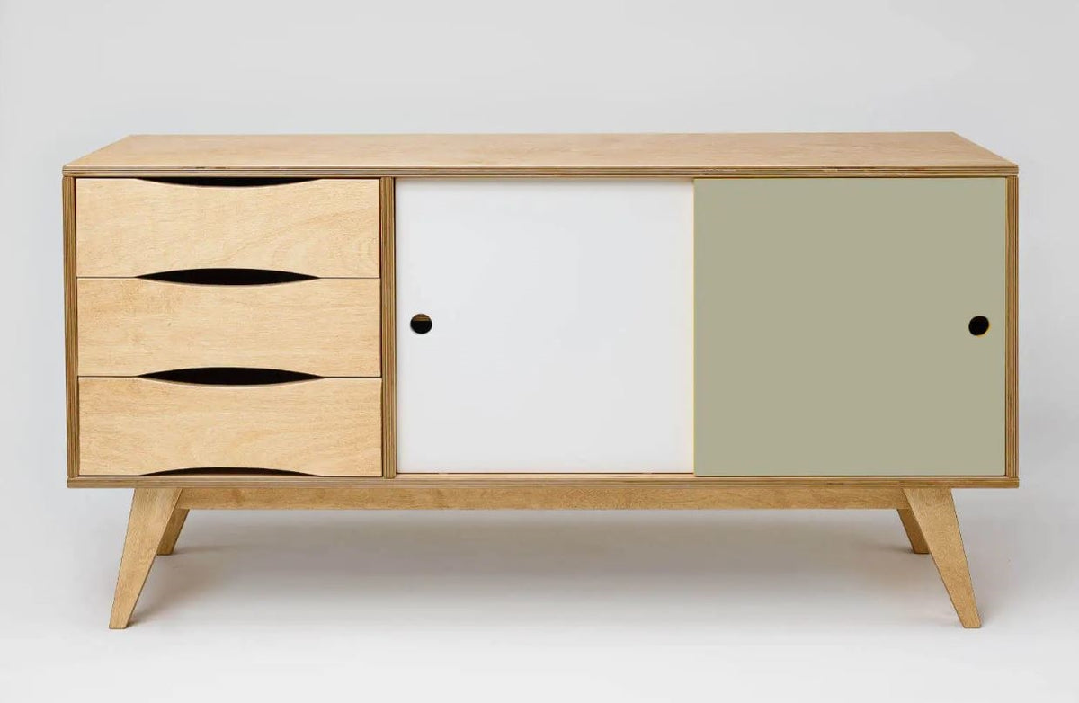 Sideboard SoSIXTIES im Retro-Look aus Birkensperrholz mit Schiebetüren in Weiß/Oliv des estnischen Herstellers Radis