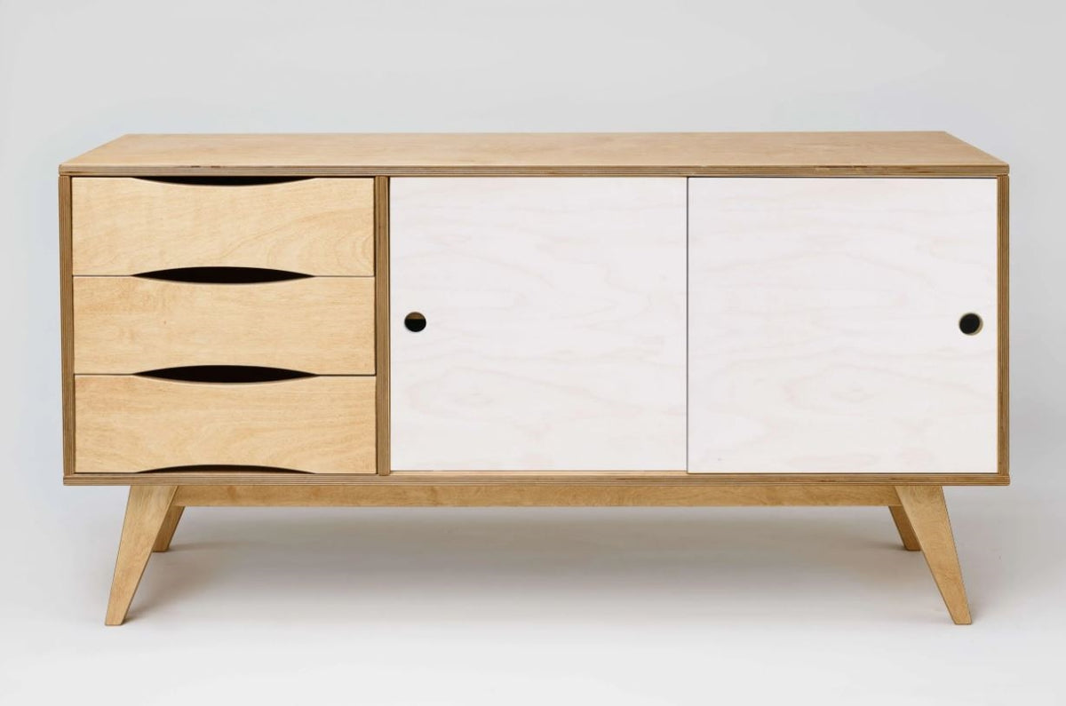 Sideboard SoSIXTIES im Retro-Look aus Birkensperrholz mit Schiebetüren Weiß Laminat des estnischen Herstellers Radis