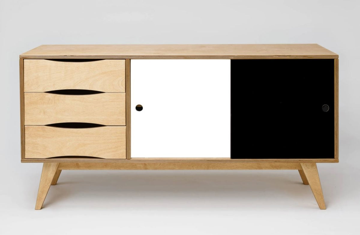 Sideboard SoSIXTIES im Retro-Look aus Birkensperrholz mit Schiebetüren Schwarz/Weiß des estnischen Herstellers Radis