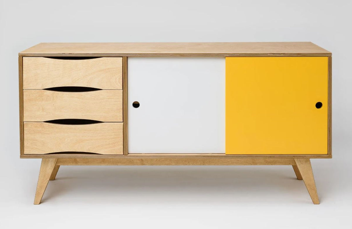 Sideboard SoSIXTIES im Retro-Look aus Birkensperrholz mit Schiebetüren Weiß/Gelb des estnischen Herstellers Radis