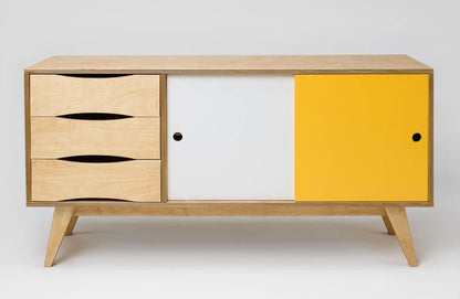 Sideboard SoSIXTIES im Retro-Look aus Birkensperrholz mit Schiebetüren in Weiß/Gelb des estnischen Herstellers Radis