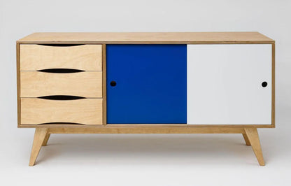 Sideboard SoSIXTIES im Retro-Look aus Birkensperrholz mit Schiebetüren in Weiß/Blau des estnischen Herstellers Radis