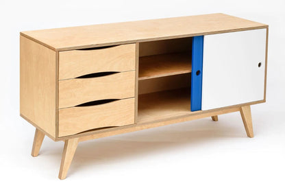 Geöffnete Schiebetür des Sideboards SoSIXTIES im Retro-Look aus Birkensperrholz mit Schiebetüren in Weiß/Blau des estnischen Herstellers Radis