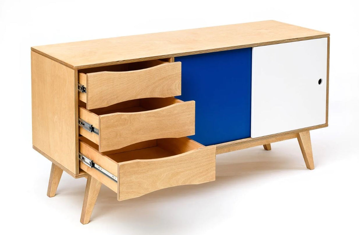 Geöffnete Schubladen am Sideboard SoSIXTIES im Retro-Look aus Birkensperrholz mit Schiebetüren in Weiß/Blau des estnischen Herstellers Radis