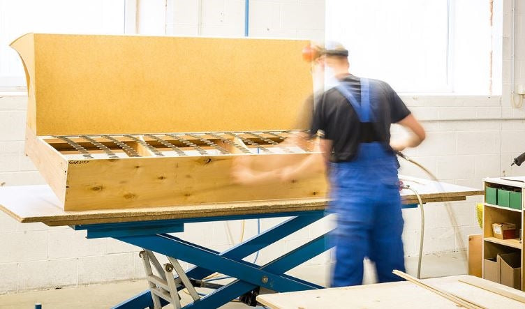 Skandinavische Möbel stehen meist auf soliden Holzgestellen. Im Bild ist die Fertigung der Möbelfabrik von Tarmeko (Tartu)