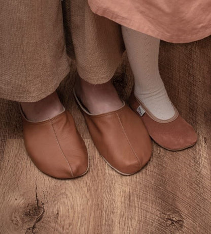 Sulbi Slippers aus recyceltem braunem Leder freigestellt von der estnischen Firma OmaKing