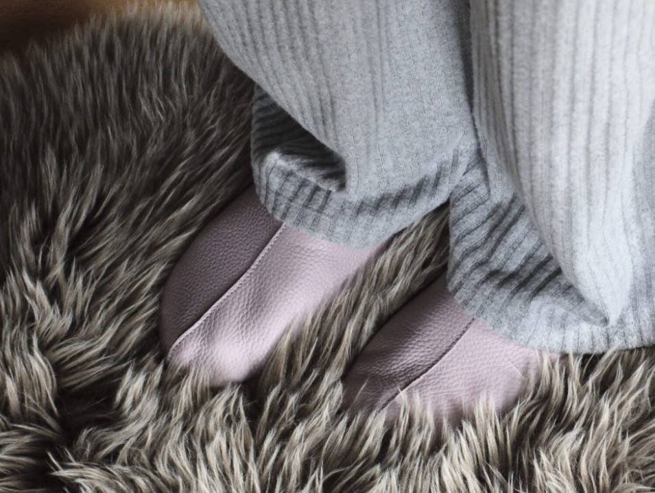 Sulbi Slippers aus recyceltem Leder in der Farbe Lilac auf einem Flauschteppich. Hersteller: OmaKing, Estland