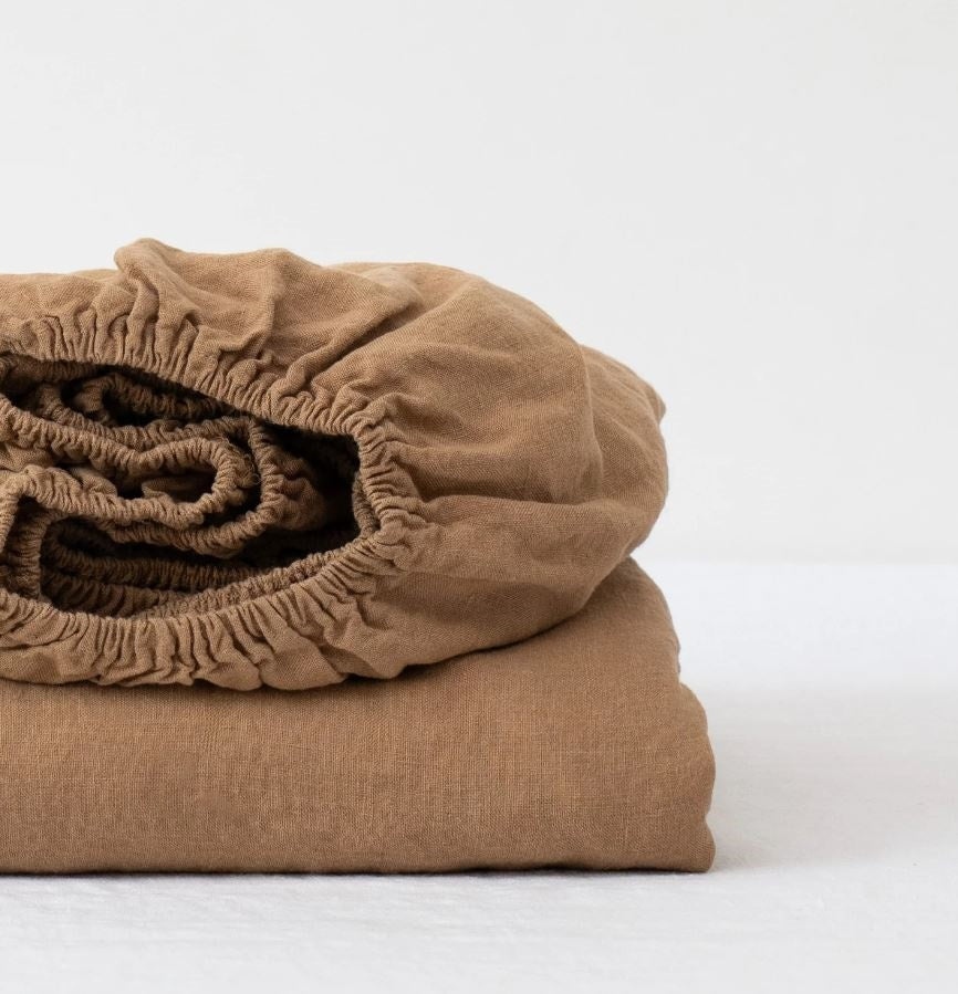 Hochwertiges Spannbettlaken aus 100% Leinen Camel in skandinavischem Stil des litauischen Herstellers Linen Tales