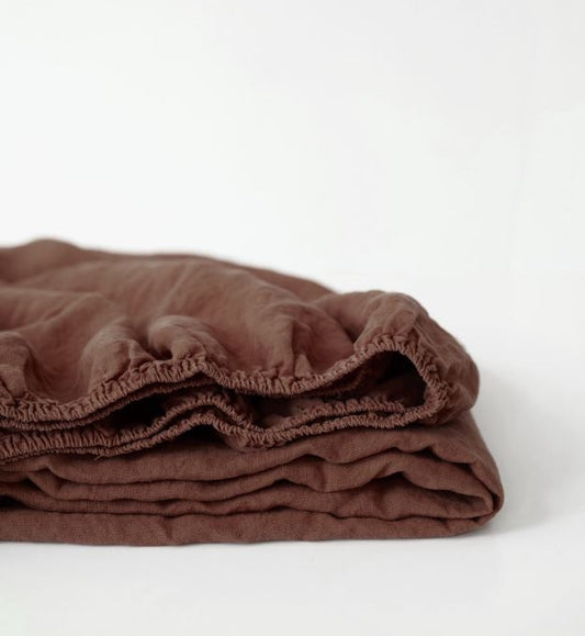 Hochwertiges Spannbettlaken aus 100% Leinen Chocolate in skandinavischem Stil des litauischen Herstellers Linen Tales