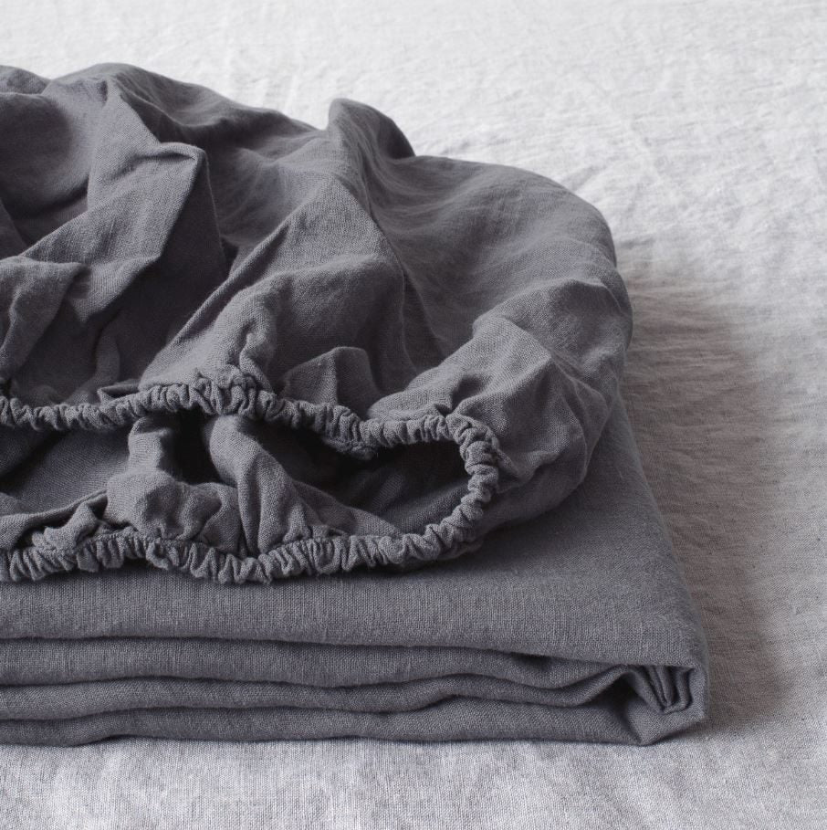 Hochwertiges Spannbettlaken aus 100% Leinen Dunkelgrau in skandinavischem Stil des litauischen Herstellers Linen Tales