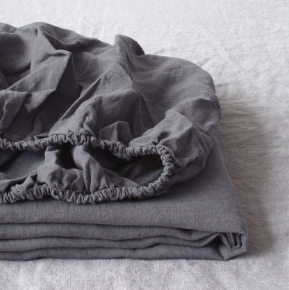 Hochwertiges Spannbettlaken aus 100% Leinen Dunkelgrau in skandinavischem Stil des litauischen Herstellers Linen Tales