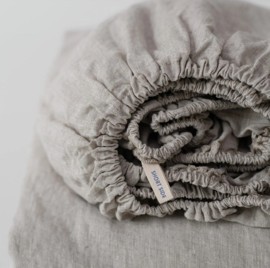 Hochwertiges Spannbettlaken aus 100% Leinen Natur in skandinavischem Stil des litauischen Herstellers Linen Tales