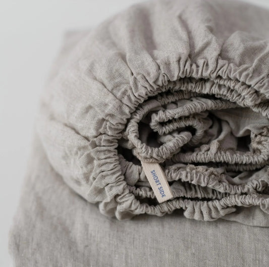 Hochwertiges Spannbettlaken aus 100% Leinen Natur in skandinavischem Stil des litauischen Herstellers Linen Tales