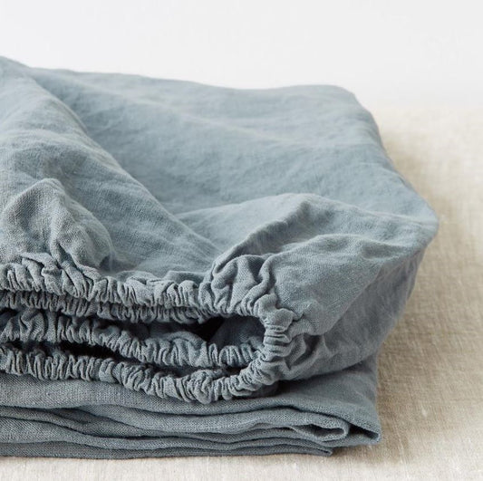 Hochwertiges Spannbettlaken aus 100% Leinen Nebelblau in skandinavischem Stil des litauischen Herstellers Linen Tales