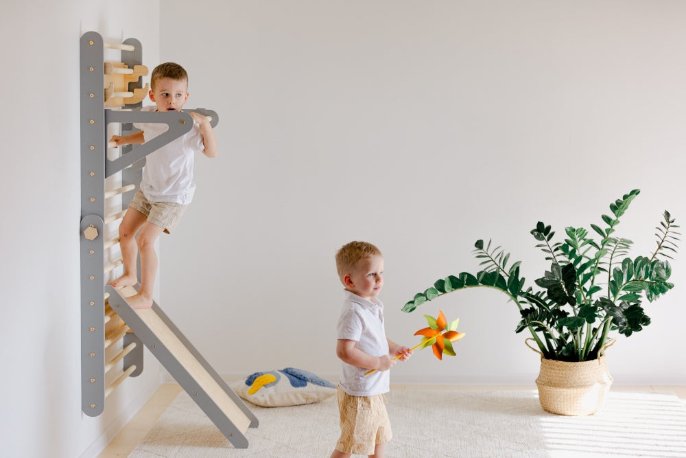 Nachhaltige Kindermöbel in skandinavischem Design. Sprossenwand aus Holz vom lettischen Hersteller Duck Woodworks