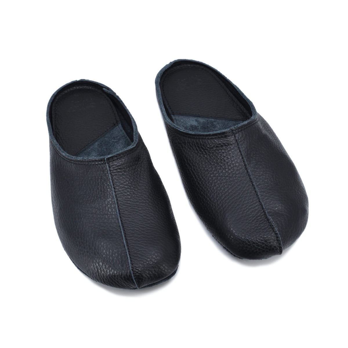 Sulbi Slippers aus schwarzem Leder freigestellt von der estnischen Firma OmaKing
