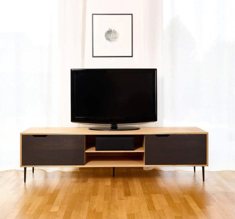 Niedriges Sideboard im Skandi-Stil als stilvolles Möbel fürs Wohnzimmer: Sideboard Noble des estnischen Herstellers Radis