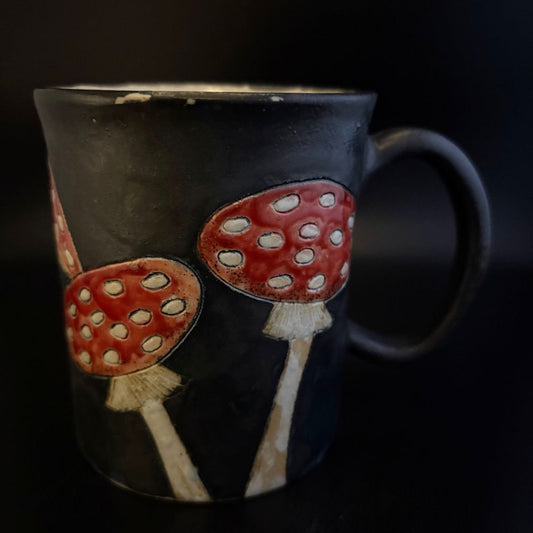 Handgefertigte Keramiktasse FLIEGENPILZ – preisreduziertes Einzelstück