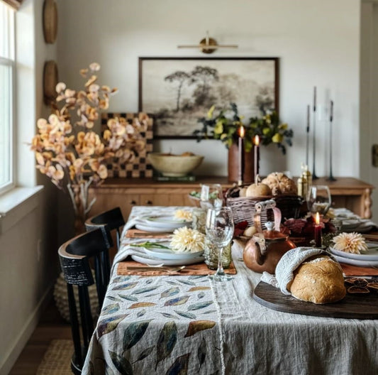 Leinen-Tischdecke GOLDENER HERBST von Linen Tales mit festlich gedecktem Tisch mit herbstlichen Dekoelementen in einem gemütlichen Esszimmer
