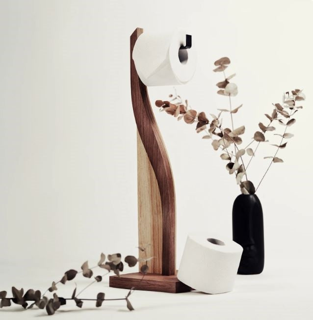 Design fürs stille Örtchen: Der freistehende Toilettenpapierhalter AIRIS aus furniertem Birkensperrholz des lettischen Herstellers Ewart Woods