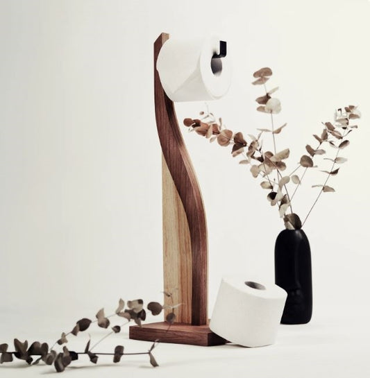 Design fürs stille Örtchen: Der freistehende Toilettenpapierhalter AIRIS aus furniertem Birkensperrholz des lettischen Herstellers Ewart Woods
