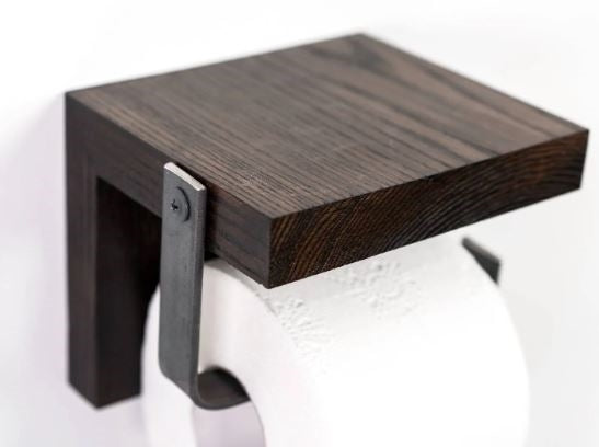 Detailaufnahme der Holz-Metall-Kombi des Toilettenpapierhalters JUMTS vom lettischen Hersteller Ewart Woods