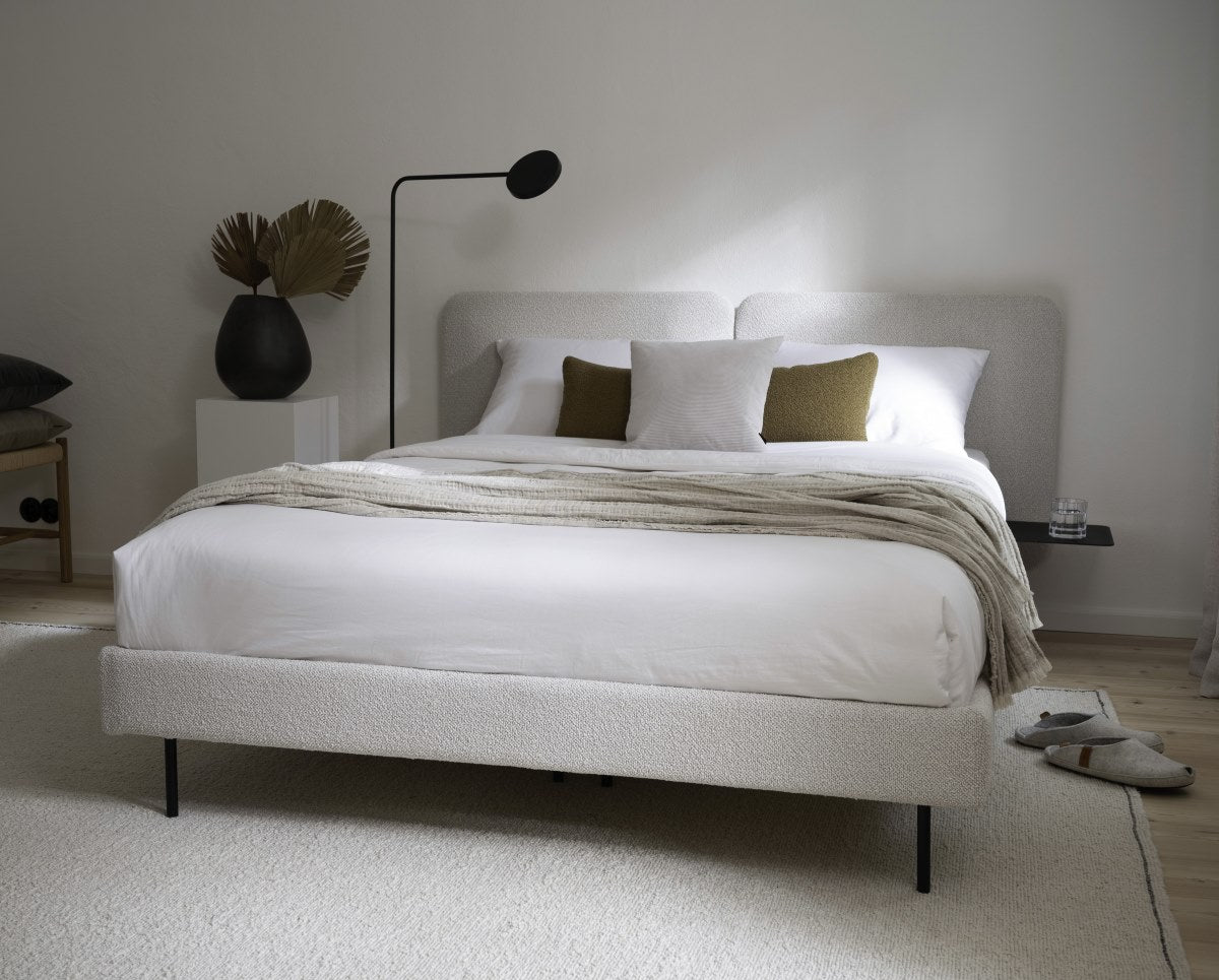 Schlafzimmer skandinavisch: Bett Holm des estnischen Möbelstudios Oot-Oot