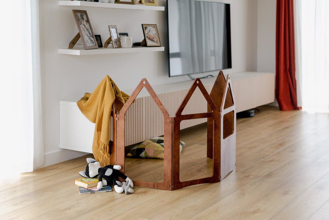 Zig-Zag-Spielhaus aus Birkensperrholz in Farbe braun von Duck Woodworks