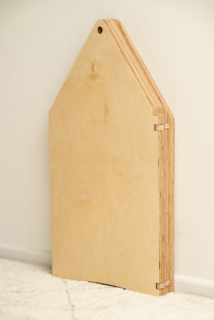 Zusammengeklapptes Zig-Zag-Spielhaus aus Birkensperrholz in Farbe natur von Duck Woodworks