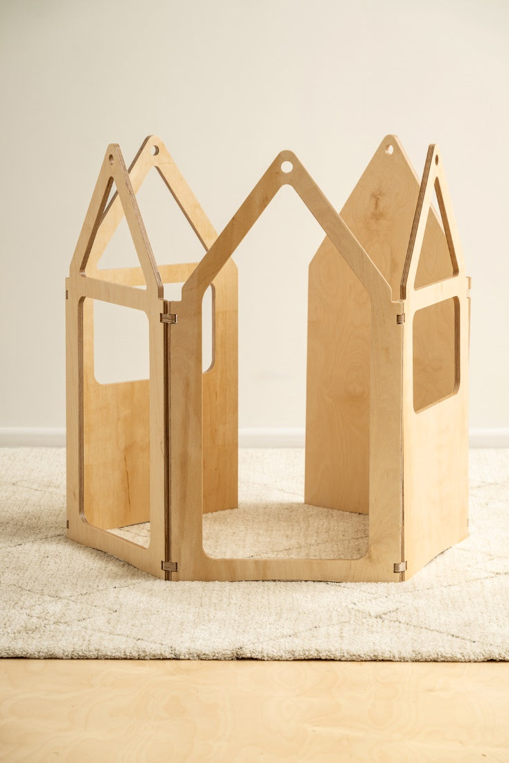 Zig-Zag-Spielhaus aus Birkensperrholz in Farbe natur von Duck Woodworks