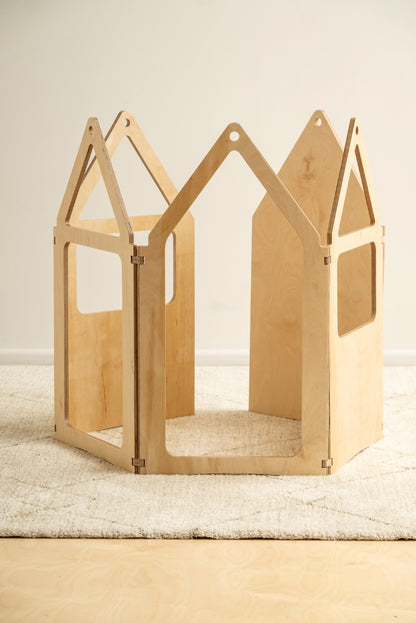 Zig-Zag-Spielhaus aus Birkensperrholz in Farbe natur von Duck Woodworks