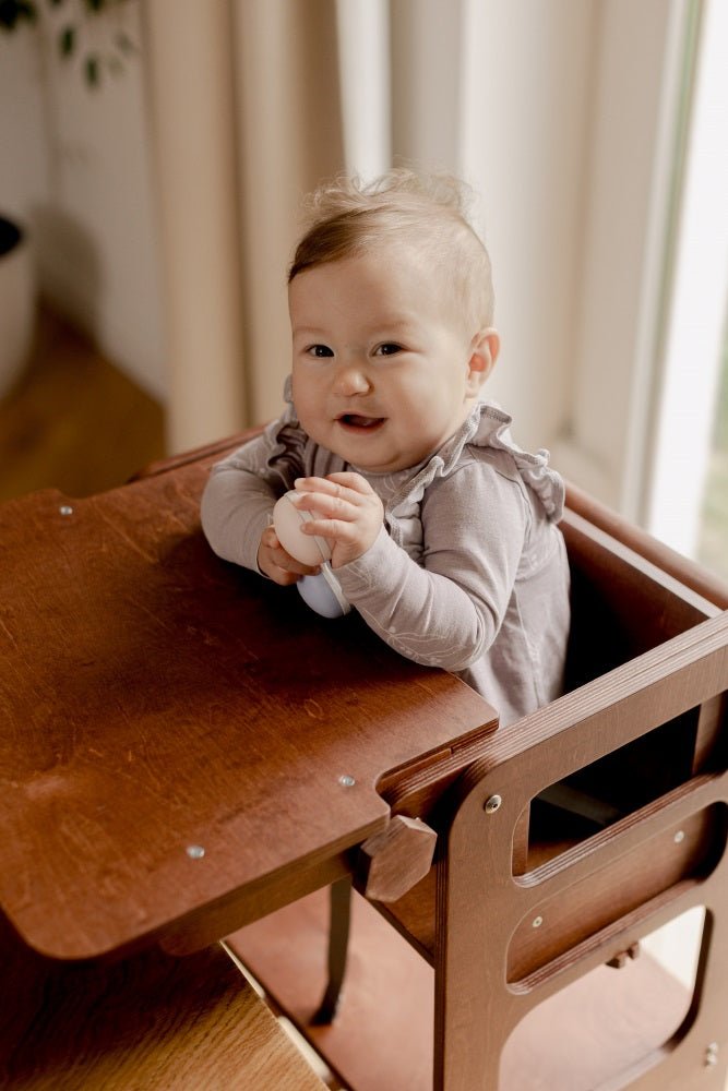 Babyhochstuhl und Lernturm kombiniert, Reto-Design des lettischen Herstellers Duck Woodworks
