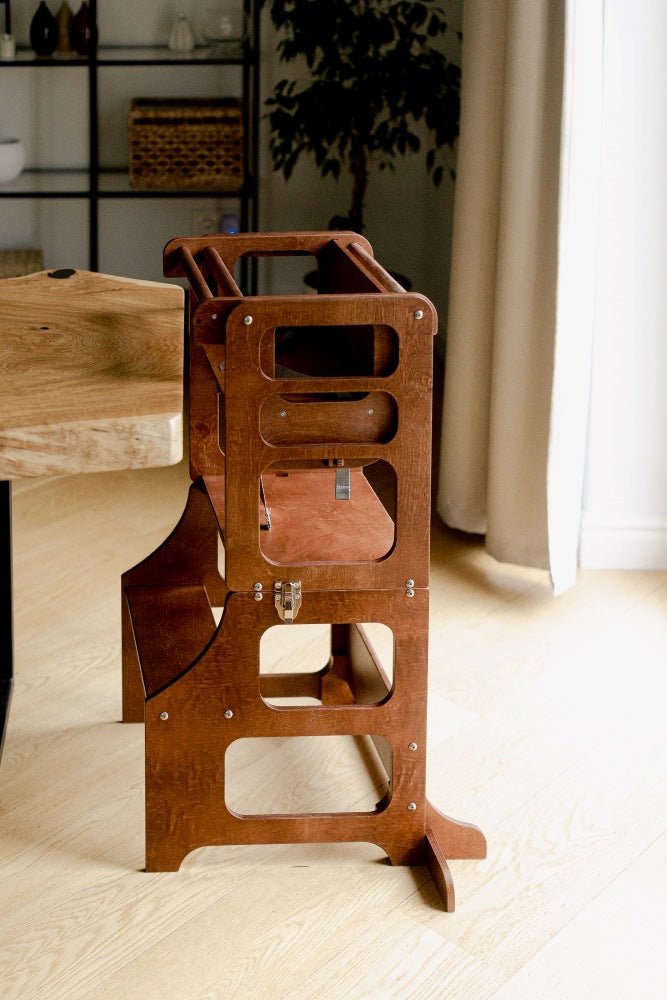 Babyhochstuhl und Lernturm kombiniert, Reto-Design des lettischen Herstellers Duck Woodworks