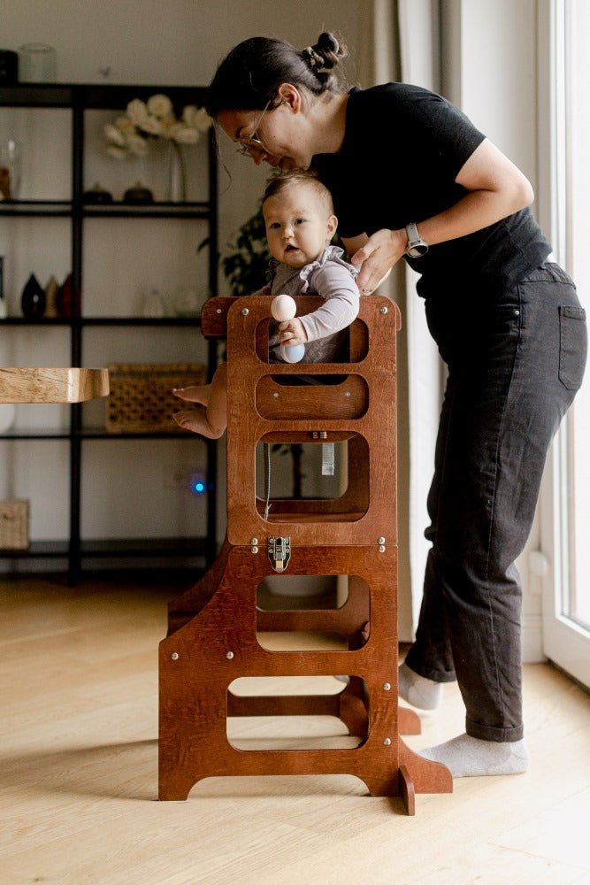 Babyhochstuhl und Lernturm kombiniert, Reto-Design des lettischen Herstellers Duck Woodworks