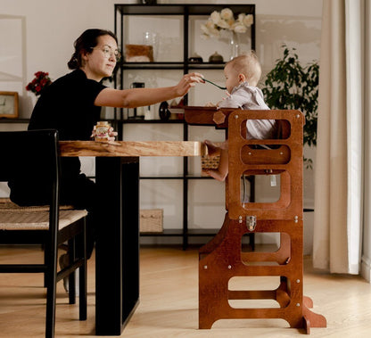 Babyhochstuhl und Lernturm kombiniert, Reto-Design des lettischen Herstellers Duck Woodworks