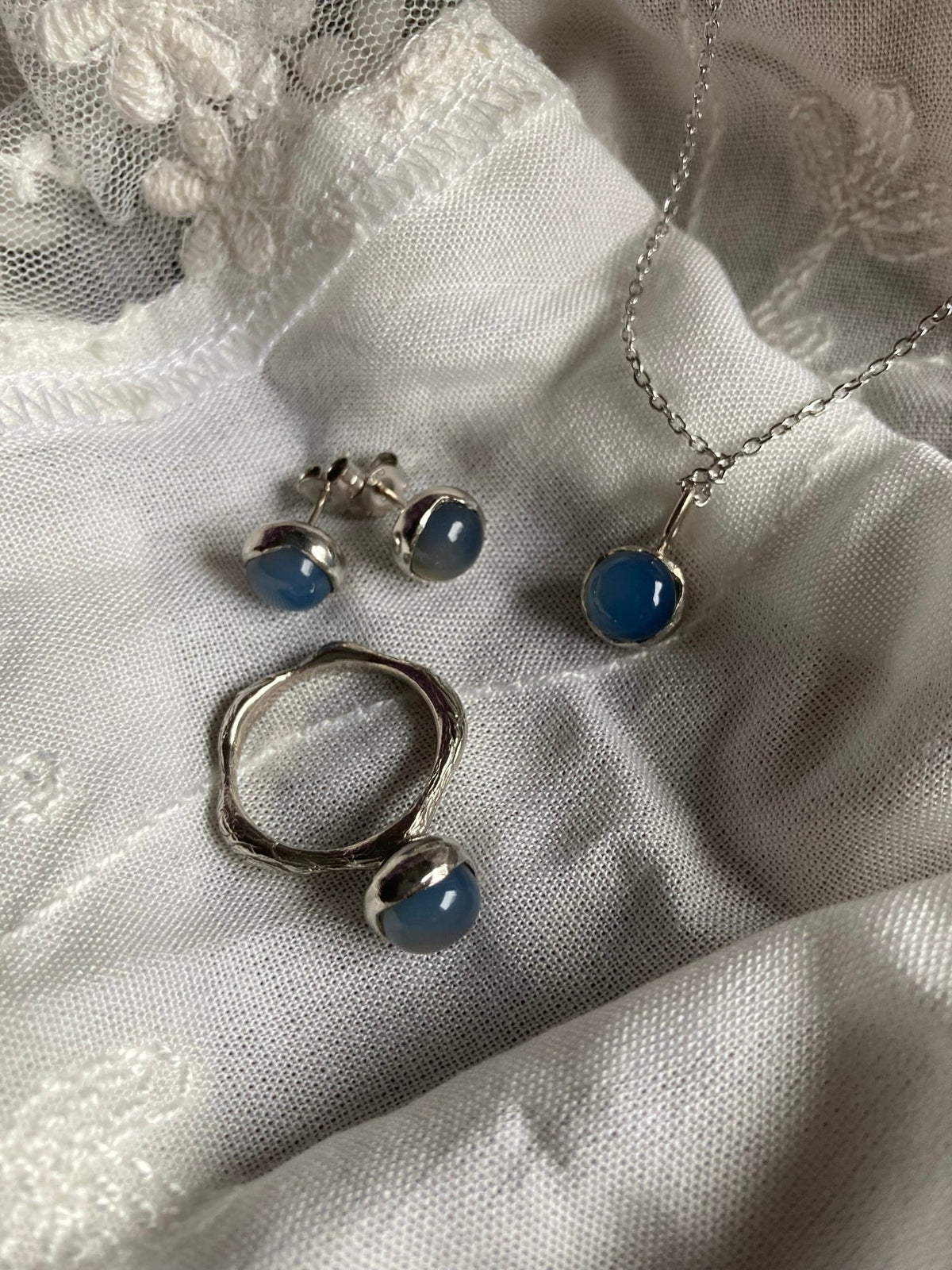 BLOSSOM im Set - Kette, Ring, Ohrstecker mit blauem Chalzedon - noor disain