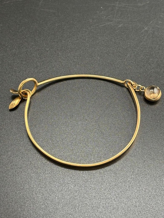 BLOSSOM-Armspange, handgefertigt von Kateryna Pishon / Hyrv, Sterlingsilber mit Rauchquarz-Blüte, ca. 1 cm groß.