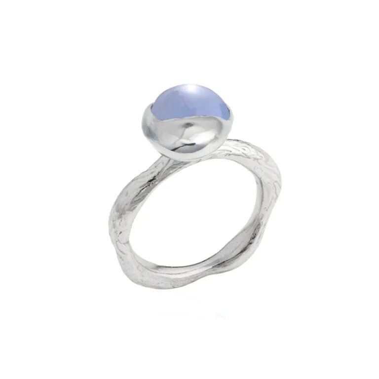 BLOSSOM - Knospen - Ring silber, handgefertigt, mit blauem Chalcedon Schmuckstein, Ringschaft ist einem Blumenstengel nachempfunden. 