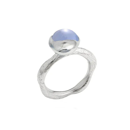 BLOSSOM - Knospen - Ring silber, handgefertigt, mit blauem Chalcedon Schmuckstein, Ringschaft ist einem Blumenstengel nachempfunden. 