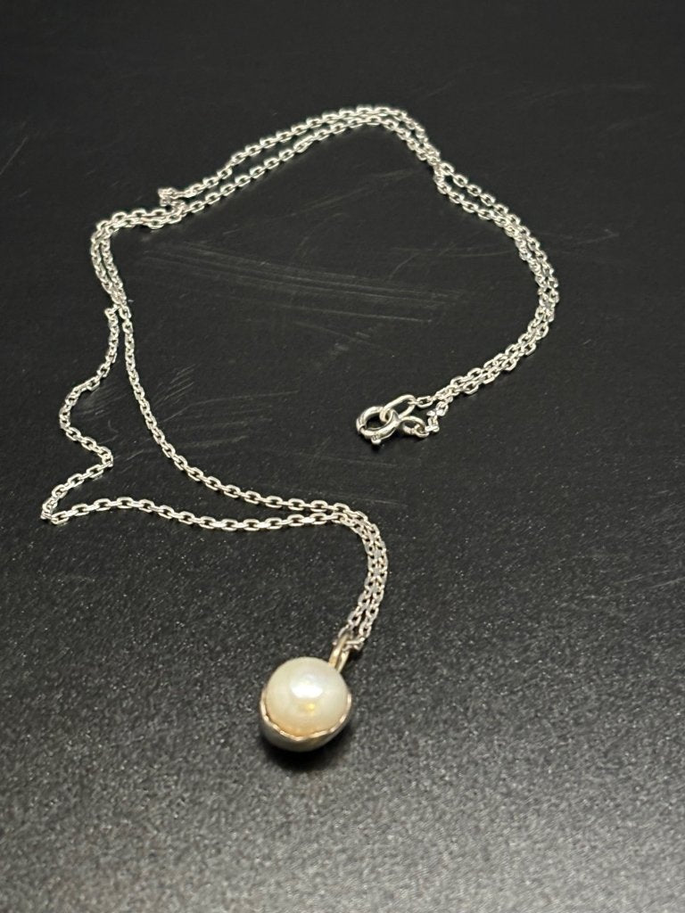 Silberkette Blossom mit Süßwasserperle, handgemacht von der estnischen Goldschmiedin Kateryna Pishon für ihr Label Hyrv. Bei Noor Disain 
